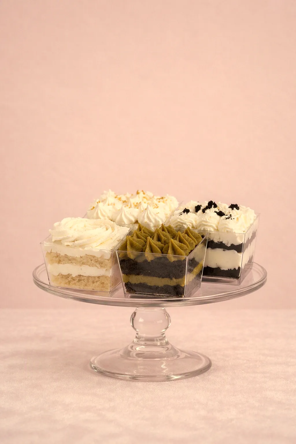 Vasitos individuales de repostería para la cata de sabores: bizcocho con crema de vainilla, pistacho y chocolate, elaborados por Magda Sweet Cakes en Granada.