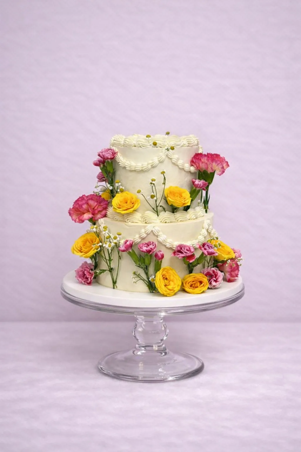 Tarta de boda de varios pisos con decoración vintage estilo Lambeth, elaborada a medida en Granada.